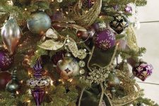 18 refined and elegant Christmas tree decor with gold, green and purple vintage-inspired ornaments, lights and velvet ribbons is amazing