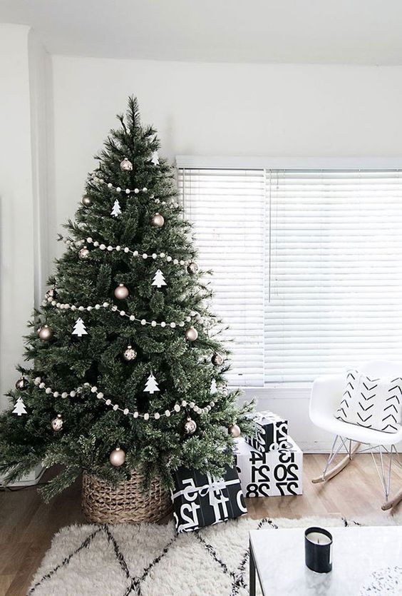 a stylish Scandinavian Christmas tree that looks natural