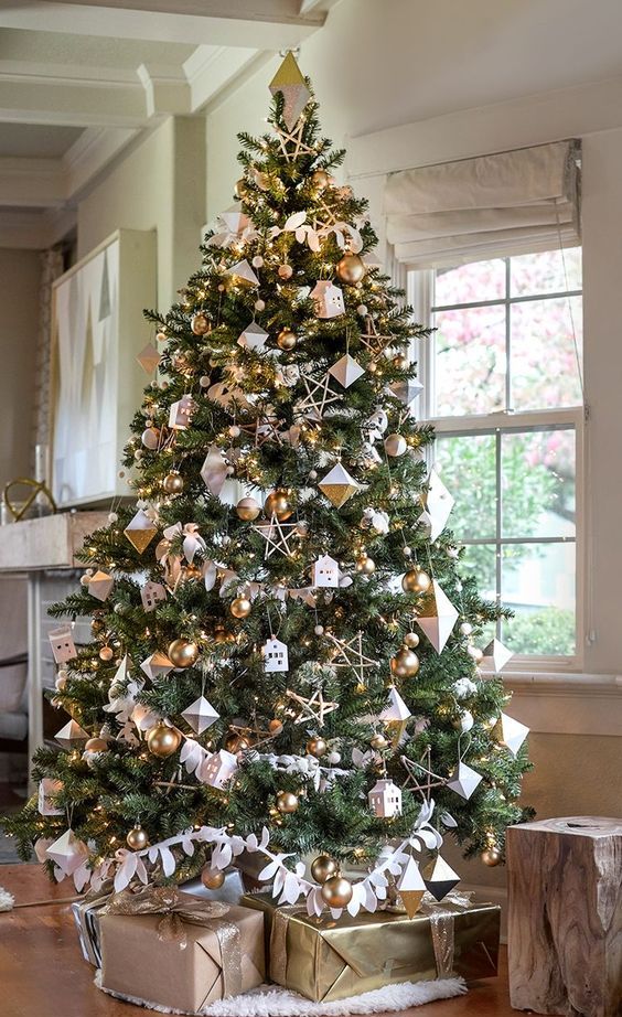 a modern glam Christmas tree with white and gold ornaments, faceted rhomb ornaments, stars and mini houses is cool
