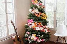 43 a Christmas tree decorated with blooms and lights is a unique boho chic idea to arise your inner flower child