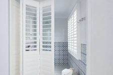 white shutter folding doors leading to the en-suite bathroom are enough to separate it from the bedroom and don’t divide the space too much