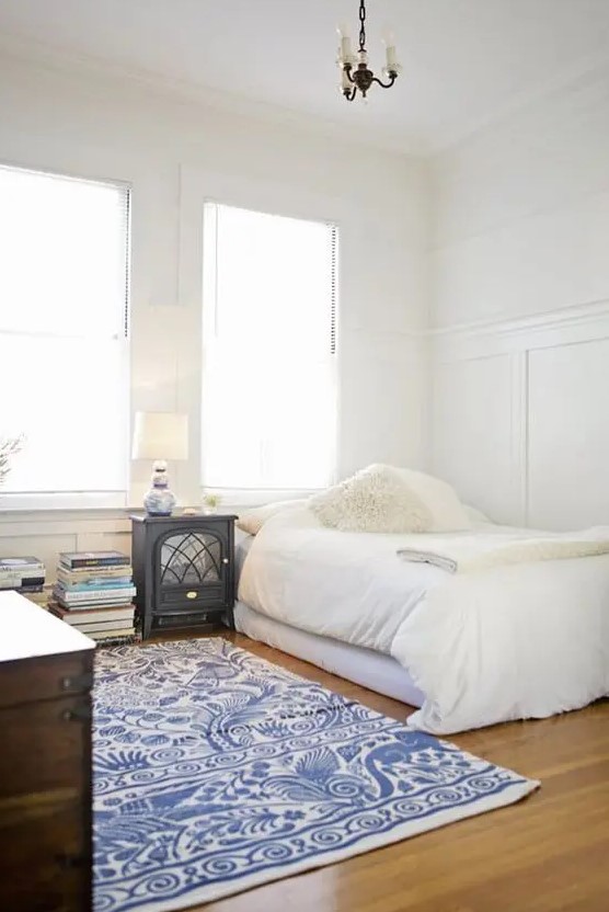 negative space here helps the bedroom look more airy and relaxing, it seems larger than it is