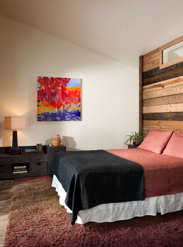 a wall covered with reclaimed wood in two tones brings a cozy rustic feel to the bedroom