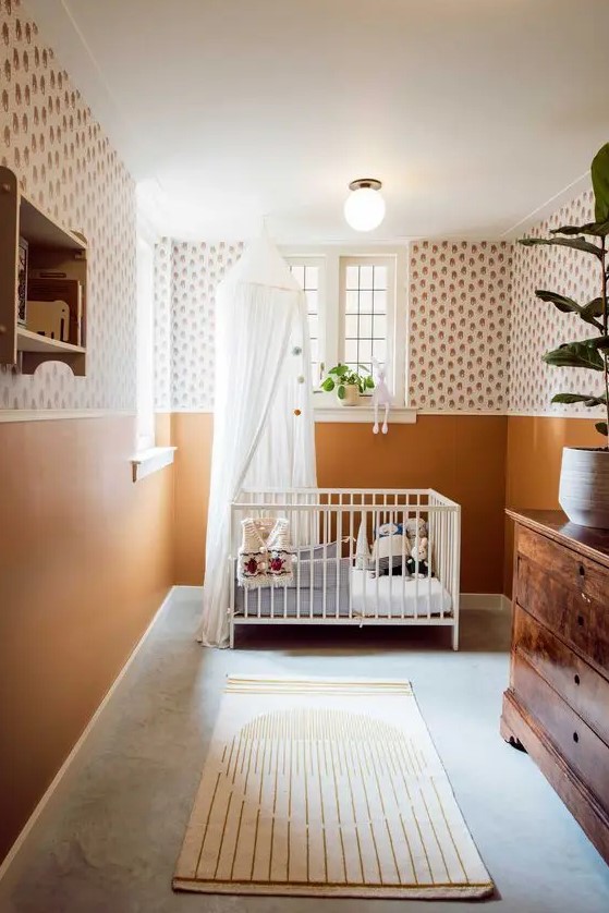 a welcoming mid century modern nursery with printed wallpaper and rust walls, a vintage stained dresser, a white crib, neutral textiles, an open shelf