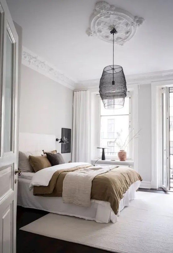 a Scandinavian bedroom with a chic and cool ceiling medallion, a black pendant lamp with mesh and a bulb for a contrast