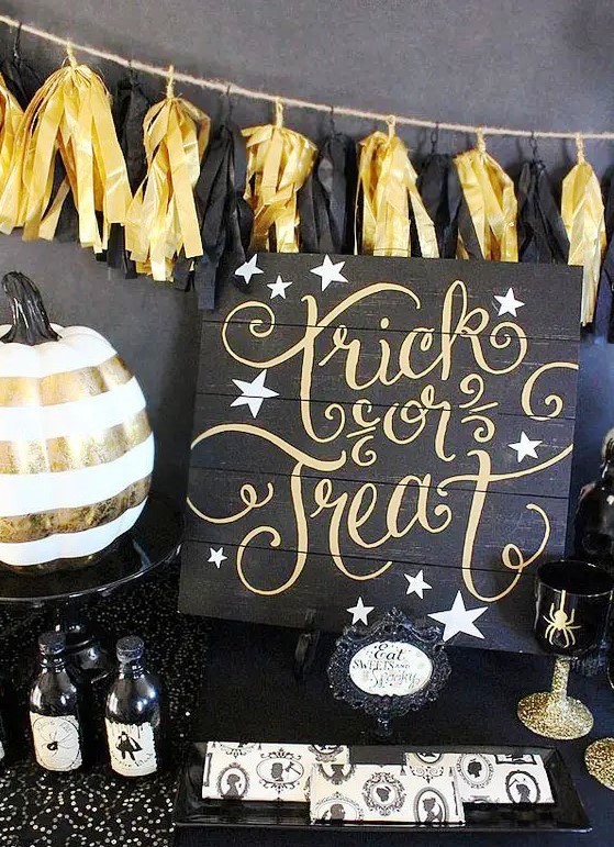 a black and white gold pallet Halloween sign with white stars for chic party decor