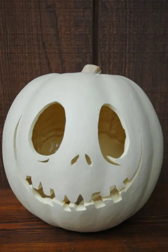 a beautiful and elegant white jack-o-lantern is a cool solution to style your white Halloween party