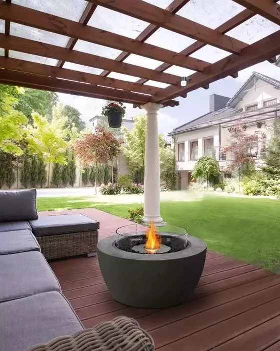 a modern deck with a grey wicker sectional and a concrete bioethanol fire bowl is a great idea if you love modern style