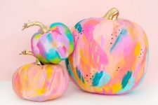05 colorful neon pumpkins with a brushstroke effect, polka dots and gilded stems are amazing for Halloween decor