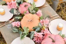 08 a chic modern Thanksgiving table setting with orange and pink pumpkins, pink blooms and greenery, neutral plates and green napkins