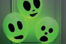10 easy ghosts of balloons with scary faces in green are nice decorations for Halloween, they can be used instead of wreaths