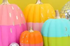 11 bold color block neon pumpkins with gold touches are a lovely and chic idea for styling a modenr neon Halloween party