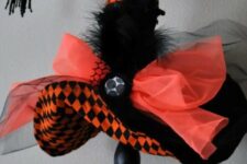 13 bold orange and black witch hat display is a simple yet cool decoration that matches many parties