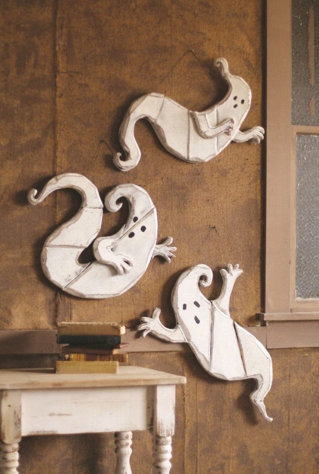 make wooden ghosts and hang them on a wall for a kid or adult party at Halloween, this is an easy craft