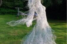 23 a scary chicken wire ghost for outdoors – turn on your imagination to realize some in the yard for Halloween and frighten everyone