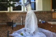 24 a scary ghost made of white tulle, wire, black tulle will turn your yard into a Halloween one