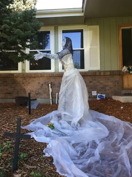 a scary ghost made of white tulle, wire, black tulle will turn your yard into a Halloween one