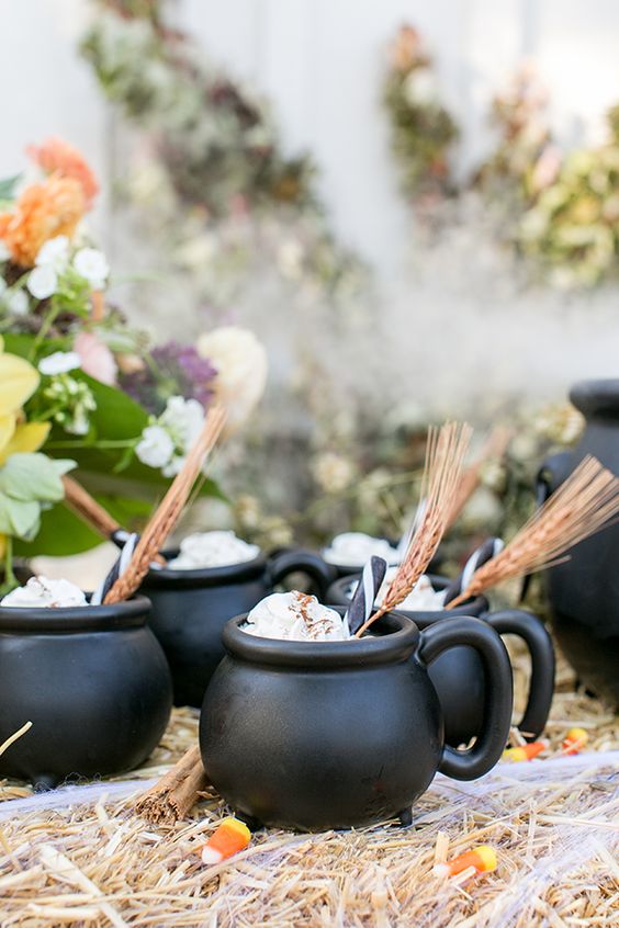 cauldron-styled mugs with hot drinks or desserts are a perfect solution for Hallowen parties