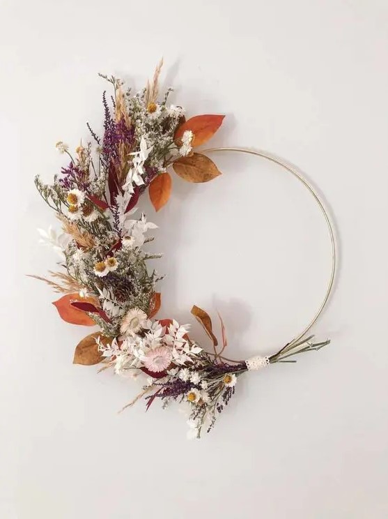 a beautiful hoop or Thanksgiving wreath of dried leaves, blooms, herbs is a stylish and chic idea that you can realize yourself