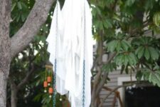 29 attach a cheeseloth ghost to a swing and it will seem that it’s floating in the air when it gets dark, great for Halloween decor