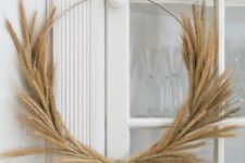 34 a simple and modern Thanksgiving wreath made of a metal frame and some wheat is a stylish idea for decor