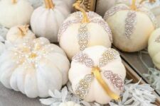 34 gorgeous glam Thanksgiving decor of pumpkins embellished in various ways is a pretty solution to rock