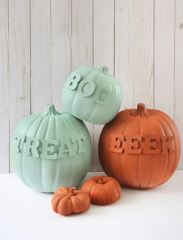 light green and orange pumpkins with matching letters are a great idea for modern Halloween decor in natural colors