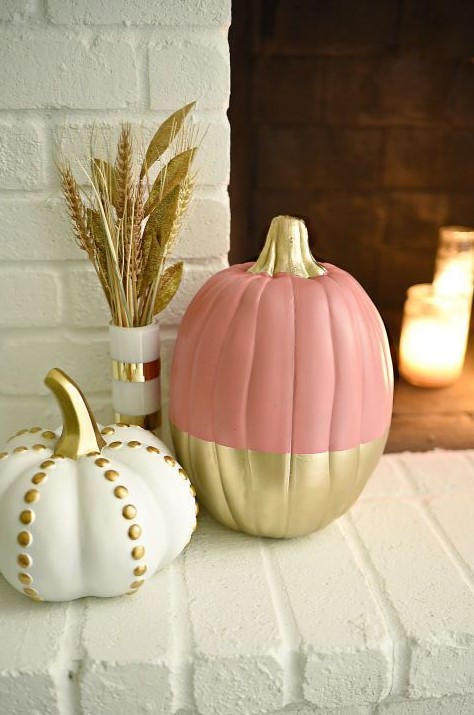 lovely glam pumpkins in pink, gold and white, with gold dots are amazing for a chic and stylish Halloween