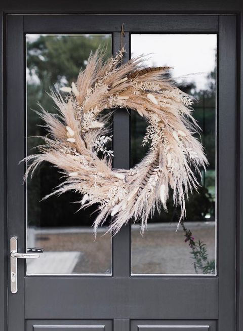 a classy Thanksgiving wreath of pampas grass and some dried leaves and blooms in neutrals is a lovely idea to try