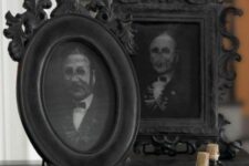 a couple of vintage hanuted portraits is a lovely decor idea for Halloween, they are scary and stylish at the same time