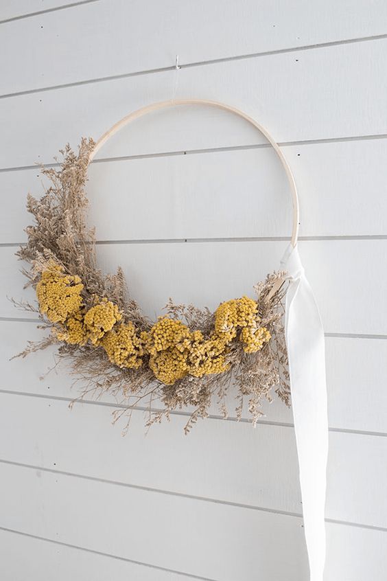 a dreamy Thanksgiving wreath of an embroidery hoop with dried grasses and blooms plus a white ribbon is all cool