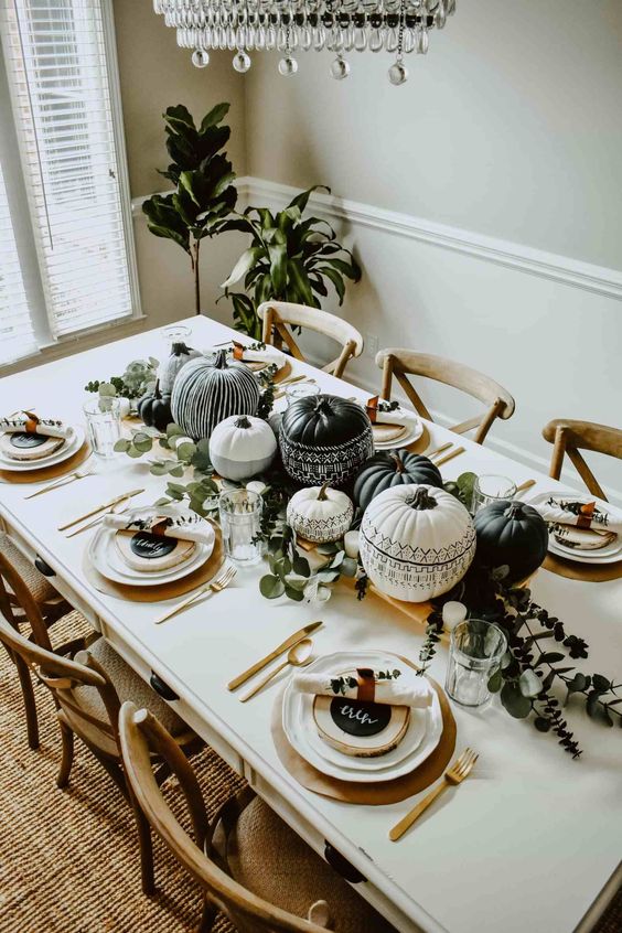 a stylish b&w Thanksgiving tablescape