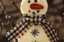 05 a felt snowman Christmas ornament with embroidery and a plaid scarf is a lovely idea that can be easily DIYed