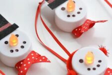 09 small and fun snowman ornaments like these ones are amazing for Christmas decor, you can craft them with your kids
