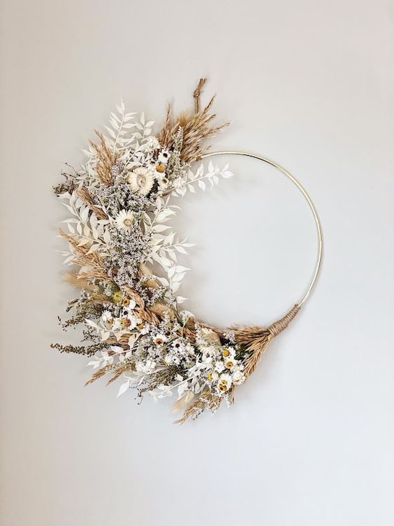an embroidery hoop wreath with dried blooms and grasses is a cool idea for Thanksgiving decor