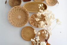 30 boho Thanksgiving decor with baskets on the wall, dried blooms and colored pumpkins is amazing