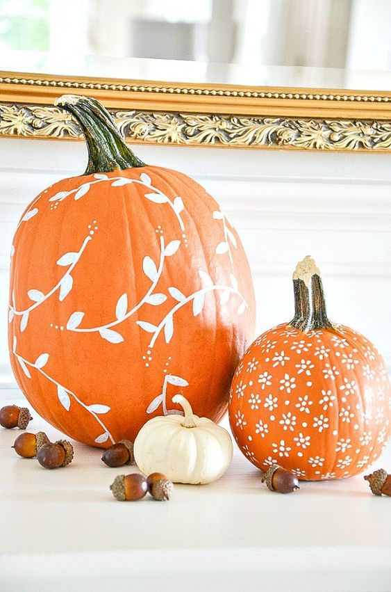 classic orange pumpkins with floral and botanical decor are a beautiful idea for the fall or Thanksgiving