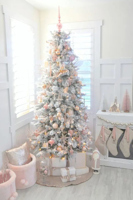blush decor will make your Christmas tree cute, girlish and vintage-inspired