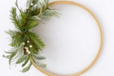 02 a minimal Christmas wreath with evergreens, greneery and berries is a stylish idea to decorate a holiday space