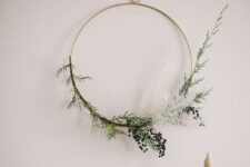 03 a minimalist Christmas wreath greenery and dried leaves plus privet berries is a stylish idea to rock