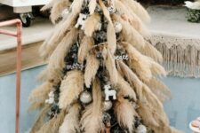05 a Christmas tree decorated with pampas grass, metallic ornaments and calligraphy ones is a lovely boho decor idea