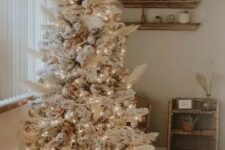 06 an amazing neutral boho Christmas tree decorated with pampas grass, gold and metallic ornaments, white ones and lights