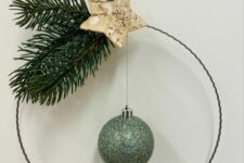 07 a minimalist Christmas wreath with evergreens, a bark star, a green glitter ornament is a creative and cool idea