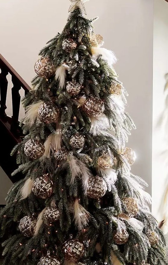 a creative boho Christmas tree with pampas grass and stylish brown ornaments and lights is a bold and catchy idea