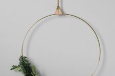 08 a minimalist Christmas wreath with evergreens, foliage, berries and pinecones is a stylish decor idea for a minimalist home