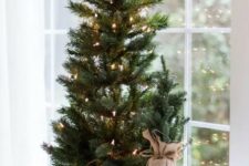 a lovely minimalist Christmas tree