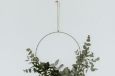 11 a modern meets minimalist Christmas wreath with eucalyptus and baby’s breath is a lovely idea for winter