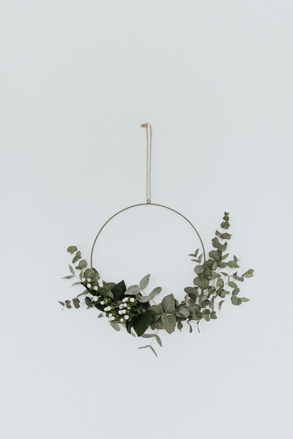 a modern meets minimalist Christmas wreath with eucalyptus and baby's breath is a lovely idea for winter