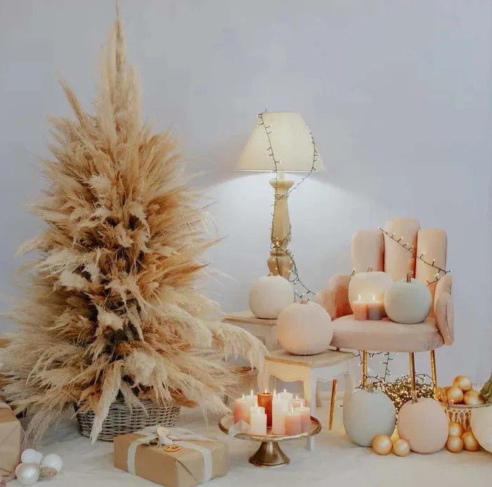 a pampas grass in a basket with no decor but some candles and ornaments around creates a relaxing and magical atmosphere