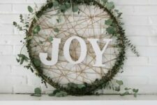 16 a creative modern Christmas wreath of an embroidery hoop, covered with eucalyptus, yarn and with letters looks awesome
